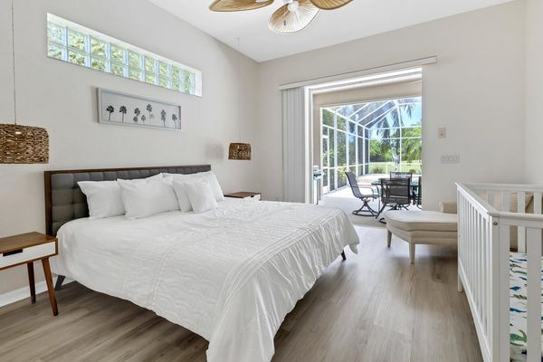 King master bedroom with full size crib and lanai access