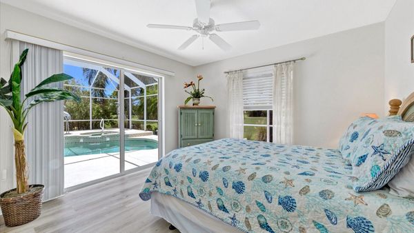 Queen guest bedroom with lanai access