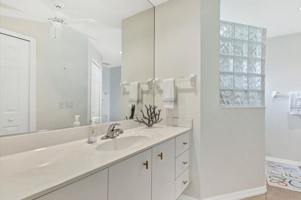 Ensuite for the queen guest bedroom