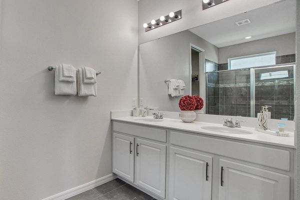 Master King Bathroom 1 Downstairs
Shower