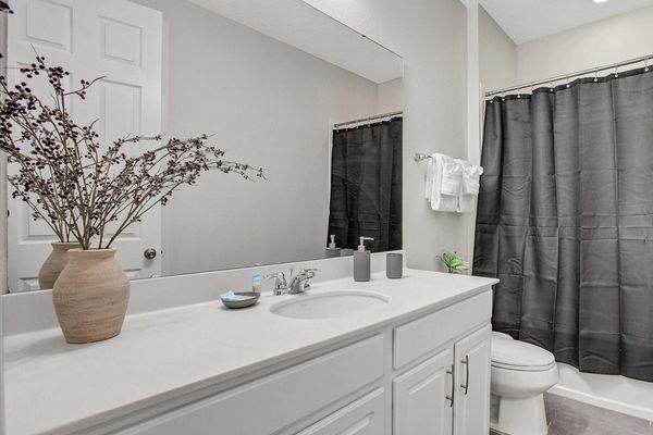 Hall Bathroom 5 Upstairs
Tub/Shower Combo