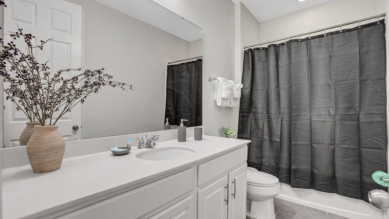 Hall Bathroom 5 Upstairs
Tub/Shower Combo