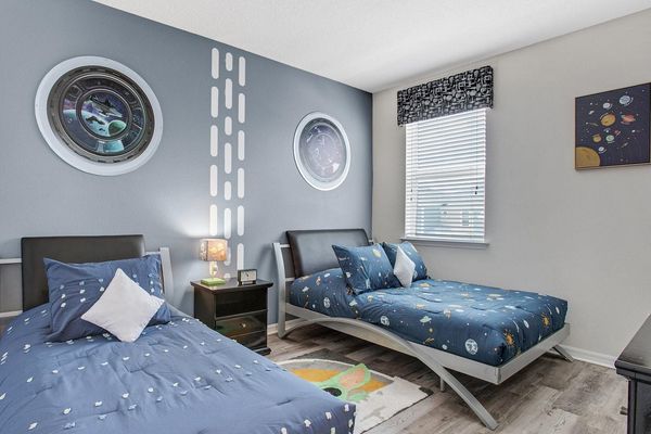 Twin/Double Bedroom 5
Upstairs
Star Wars Theme