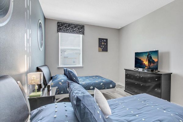 Twin/Double Bedroom 5 (Angle)
43" TV