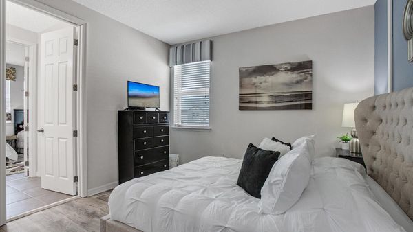 Queen Bedroom 3 (Angle)
32" TV
