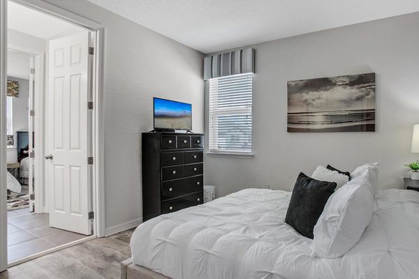 Queen Bedroom 3 (Angle)
32" TV