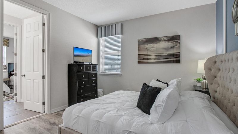 Queen Bedroom 3 (Angle)
32" TV