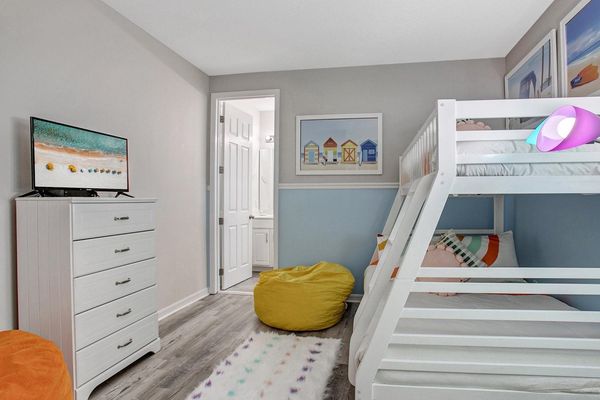 Twin/Double Bunk Bedroom 7 (Angle)
32" TV