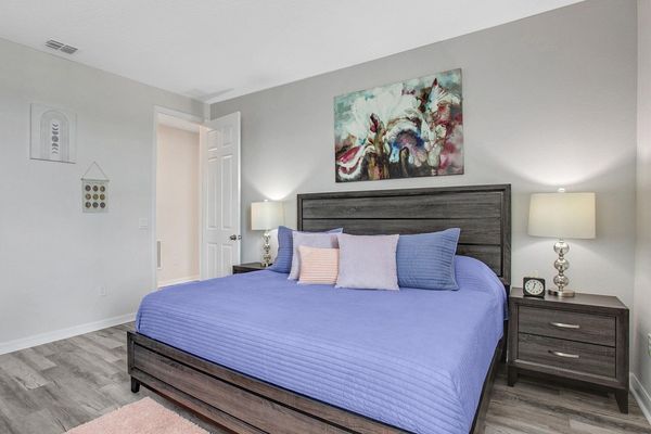 King Bedroom 8 (Angle)
43" TV