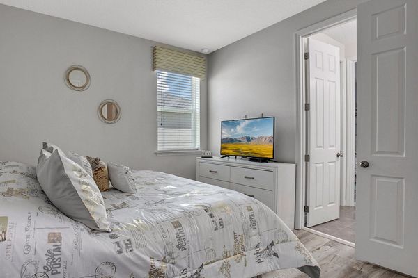 King Bedroom 2 (Angle)
43" TV