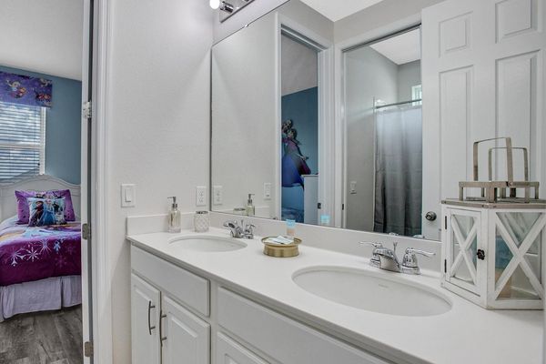 Jack N Jill Bathroom 2 Upstairs
Tub/Shower Combo
