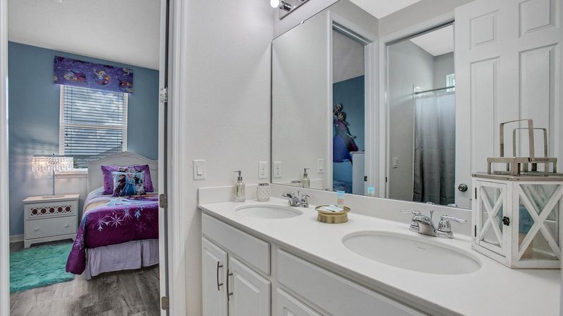 Jack N Jill Bathroom 2 Upstairs
Tub/Shower Combo