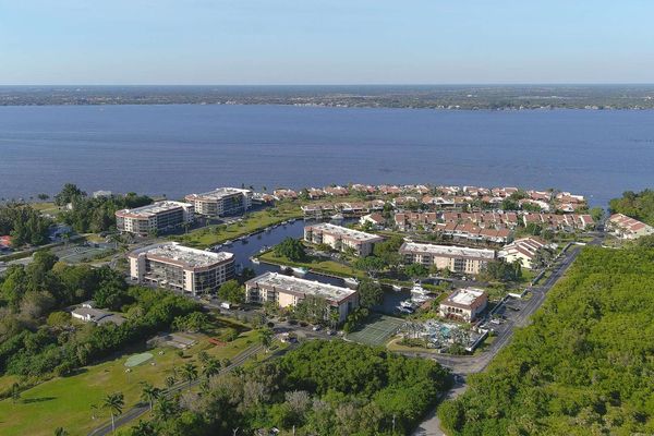 Easy access to the Peace River (Boat lift not available)
