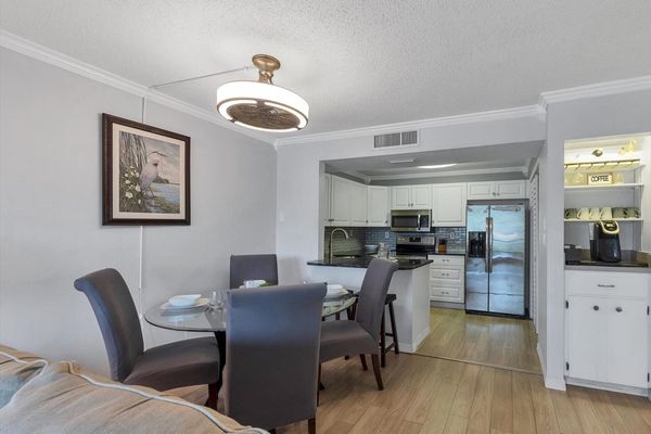 Seating for 4 at the dining table