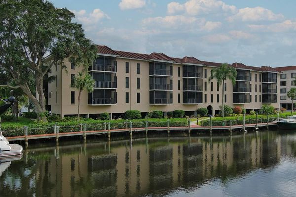 Stay at the popular Emerald Point condominiums near downtown Punta Gorda