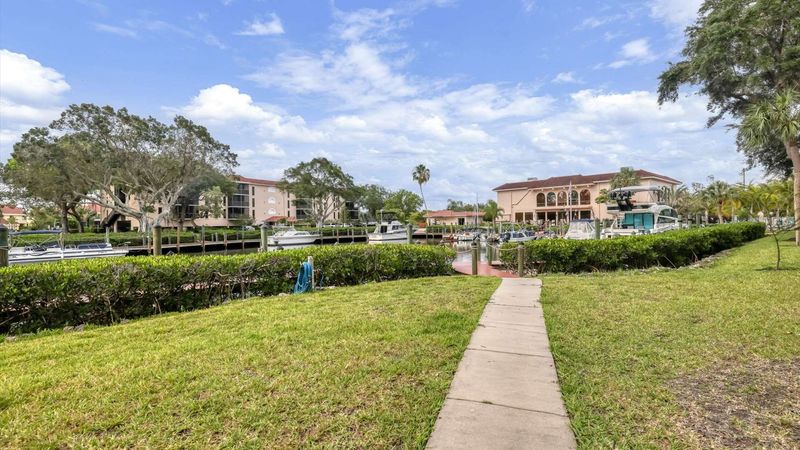 Stay at the popular Emerald Point condominiums near downtown Punta Gorda (Boat lift not available)