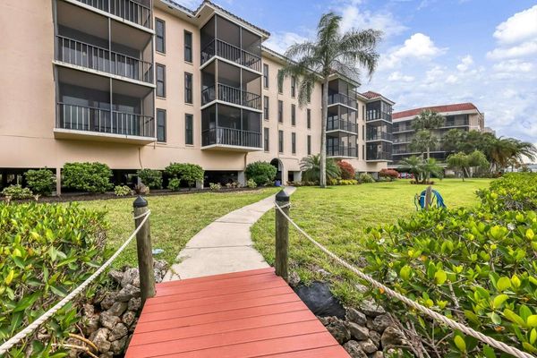 Stay at the popular Emerald Point condominiums near downtown Punta Gorda