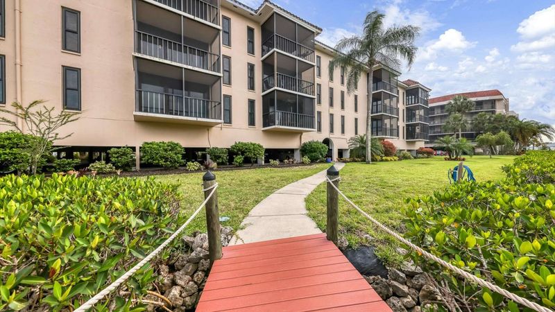 Stay at the popular Emerald Point condominiums near downtown Punta Gorda