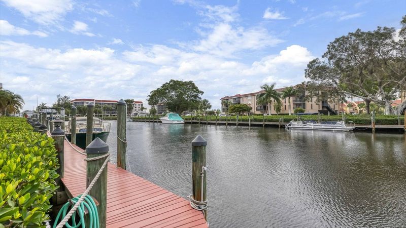 Lovely boat dock with the canal leads to the Peace River (Boat lift not available)