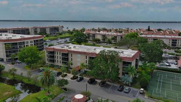 Stay at the popular Emerald Point condominiums near downtown Punta Gorda