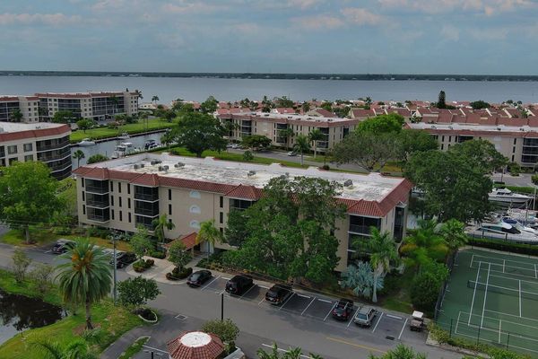 Stay at the popular Emerald Point condominiums near downtown Punta Gorda