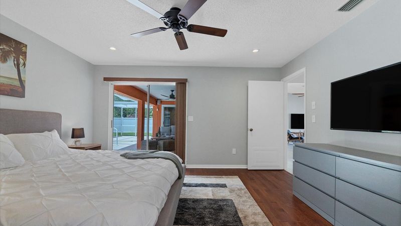 King master bedroom with lanai access