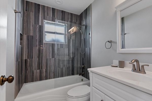 Guest bathroom with shower/tub combo