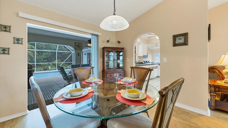 Seating for 4 at the dining table overlooking the lanai