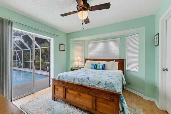 Queen guest bedroom with lanai access