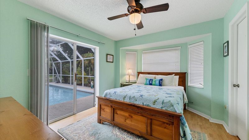 Queen guest bedroom with lanai access