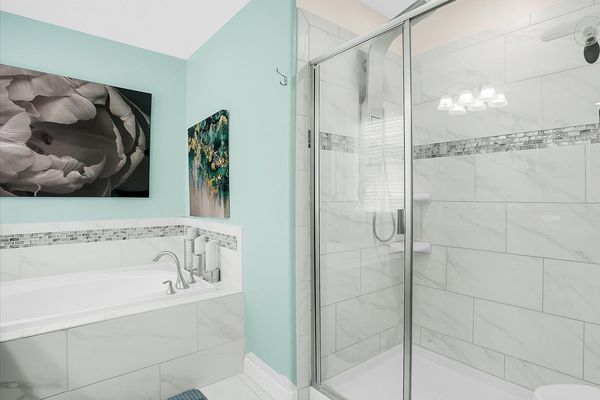 Master King Bathroom 1
(Angle)
Tub & Shower