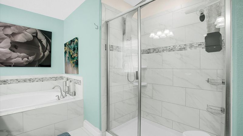 Master King Bathroom 1
(Angle)
Tub & Shower