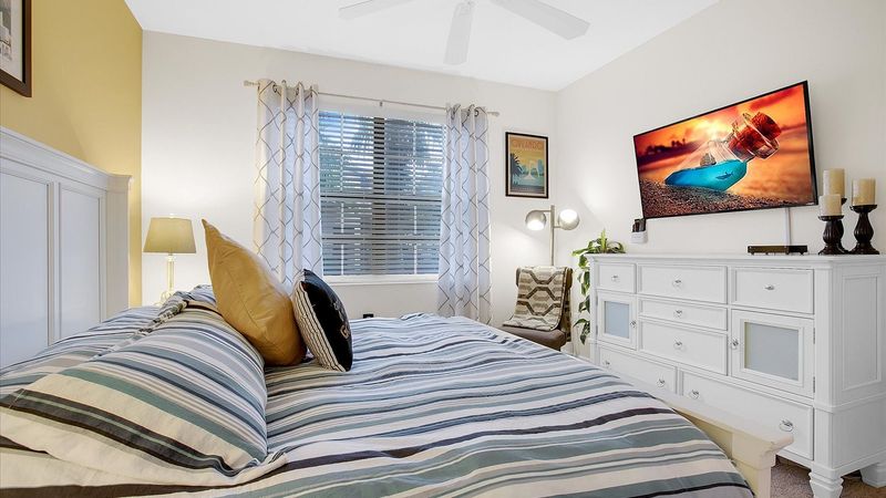 King Bedroom 6 (Angle)
50" Smart TV