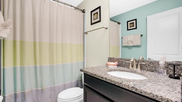 Hall Bathroom 4 Upstairs
Tub/Shower Combo