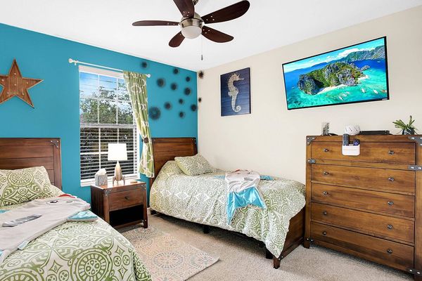 Twin/Twin Bedroom 5 Upstairs
43" Smart TV