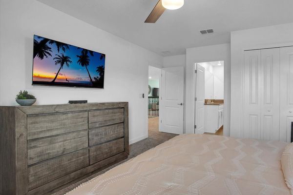 King Bedroom 5 (Angle)
50" Roku TV
Jack N Jill Bathroom