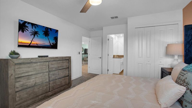 King Bedroom 5 (Angle)
50" Roku TV
Jack N Jill Bathroom