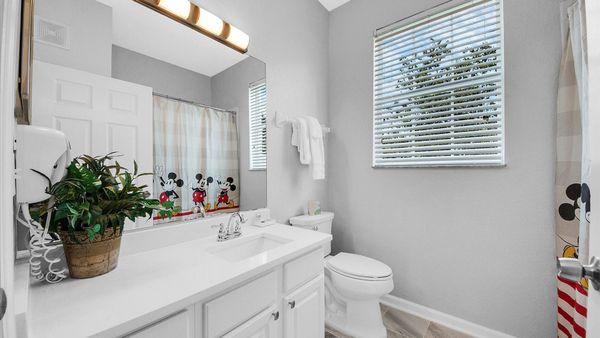 Hall Bathroom 2
Tub/Shower Combo