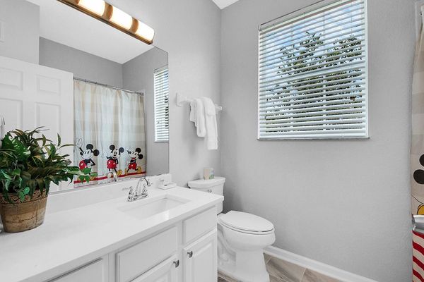 Hall Bathroom 2
Tub/Shower Combo