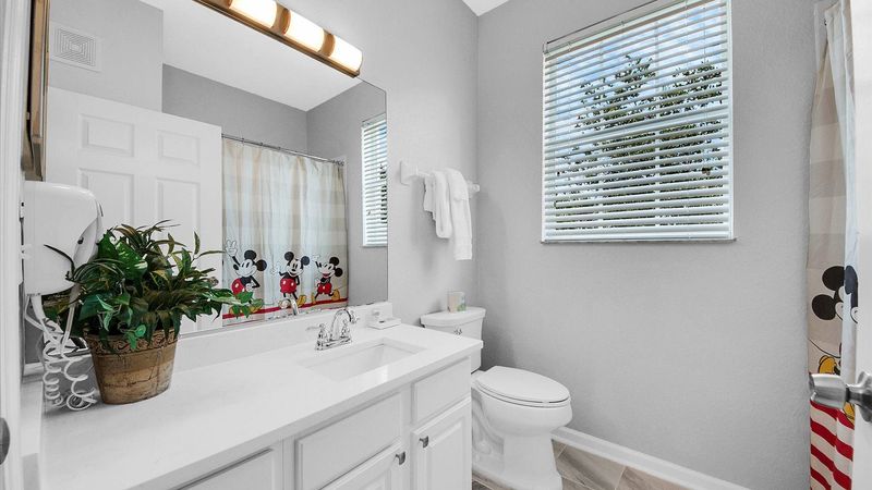 Hall Bathroom 2
Tub/Shower Combo