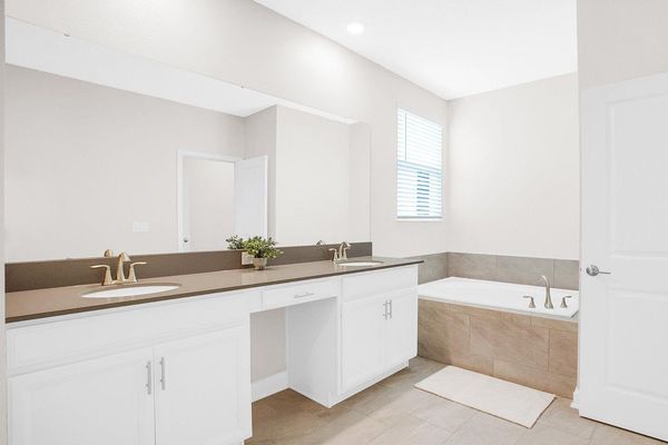 Master King Bathroom 2 Upstairs
Tub & Shower
