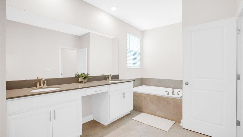 Master King Bathroom 2 Upstairs
Tub & Shower