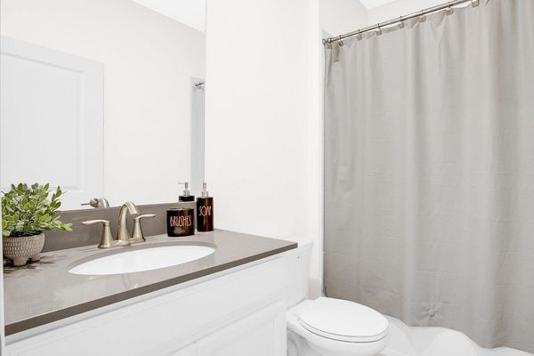 Hall Bathroom 4 Upstairs
Tub/Shower Combo