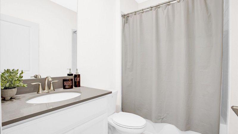 Hall Bathroom 4 Upstairs
Tub/Shower Combo