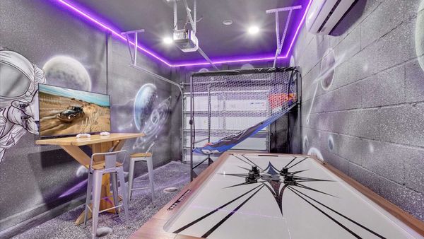 Game Room
Xbox 50" Roku TV
Basketball Hoops
Air hockey
Has AC