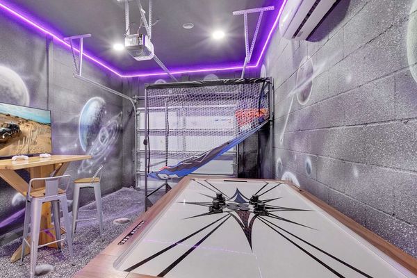 Game Room
Xbox 50" Roku TV
Basketball Hoops
Air hockey
Has AC