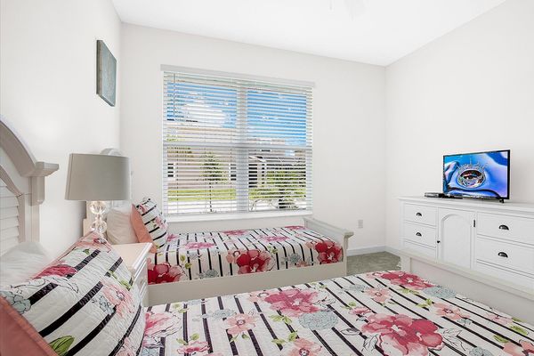 Two Twins Bedroom 3 (Angle)
32" Smart TV