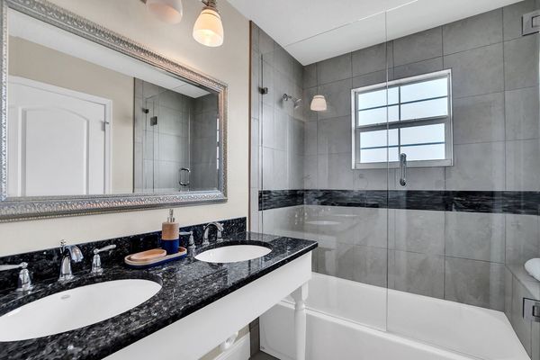 The en-suite includes a combo tub shower.