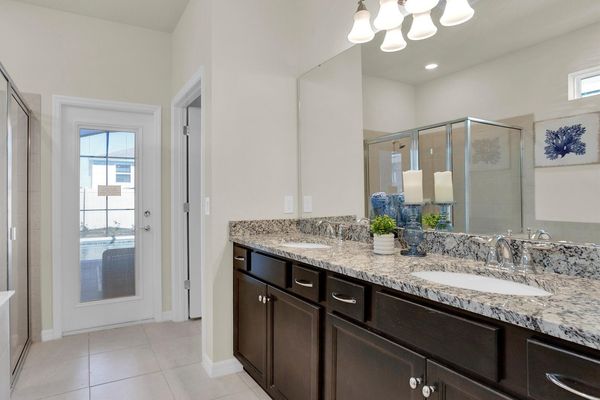 Master King Bathroom 1 Downstairs
Tub & Shower