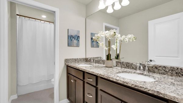 Hall Bathroom 4 Upstairs
Tub/Shower Combo